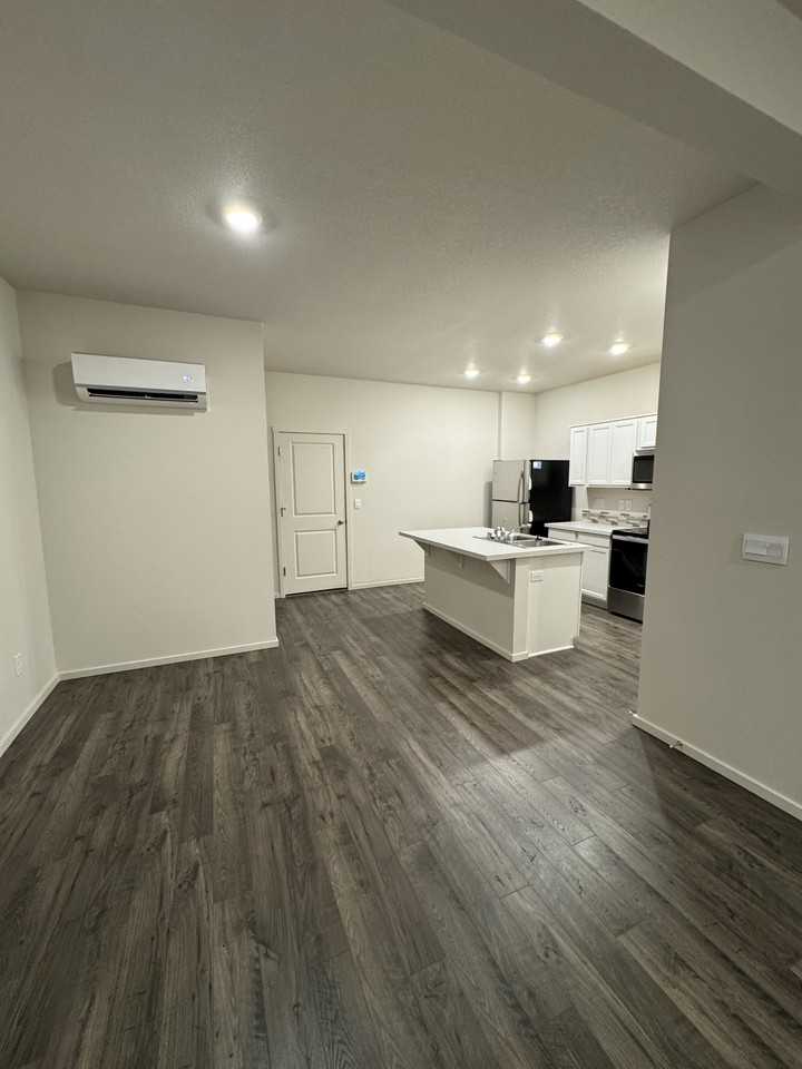 516 Ne 71st St #NA - Photo 5 of 31