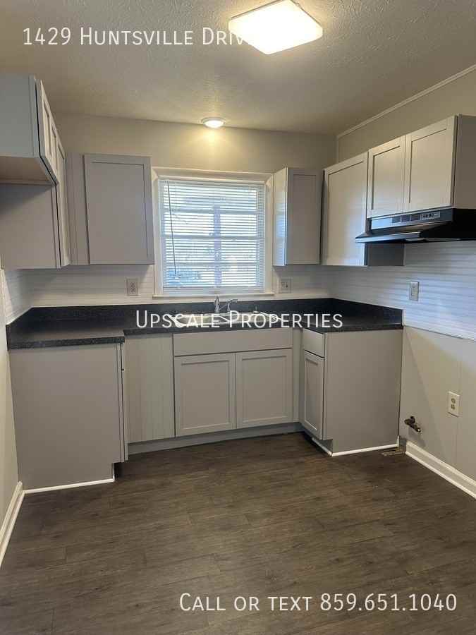 1429 Huntsville Dr #B - Photo 4 of 9