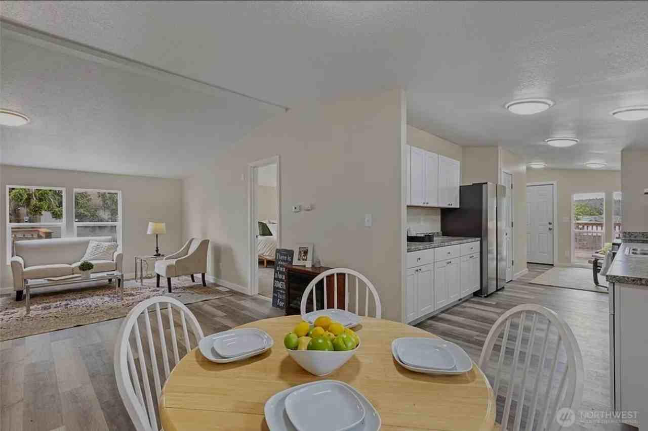 1320 N Oak Harbor St - Photo 2 of 3