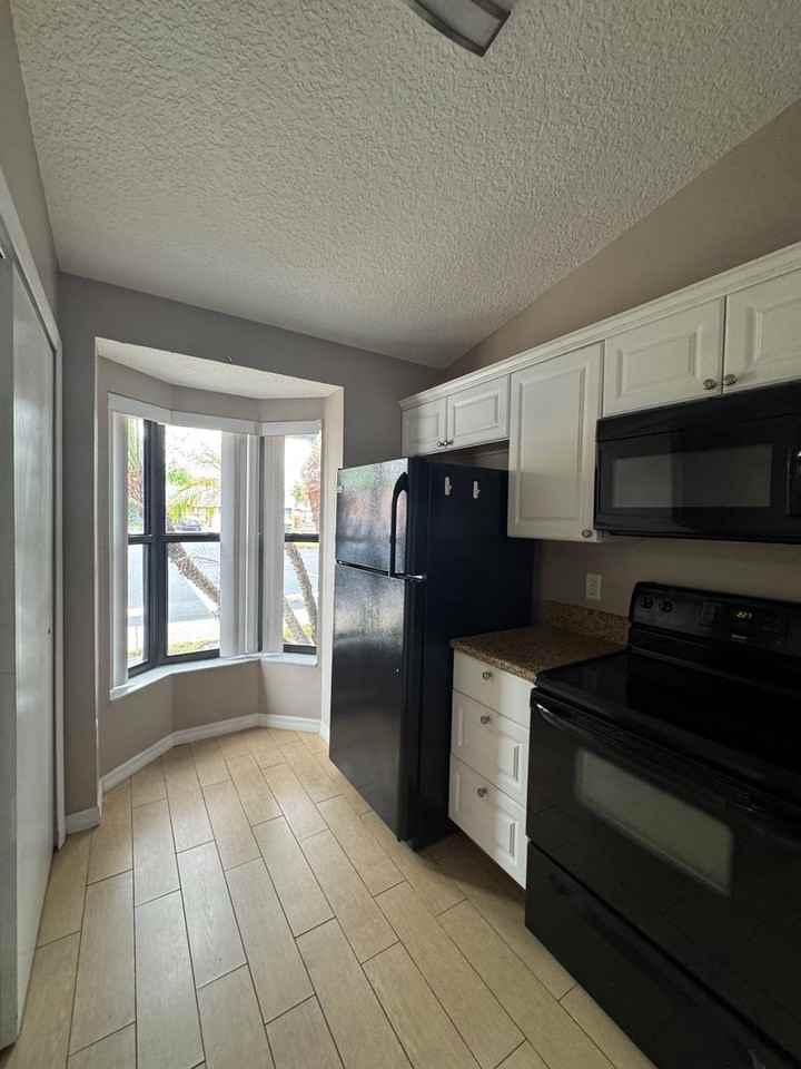 2823 Shannon Oak Ct - Photo 3 of 16