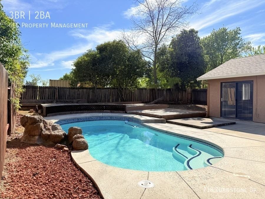 718 Turnstone Dr - Photo 2 of 16