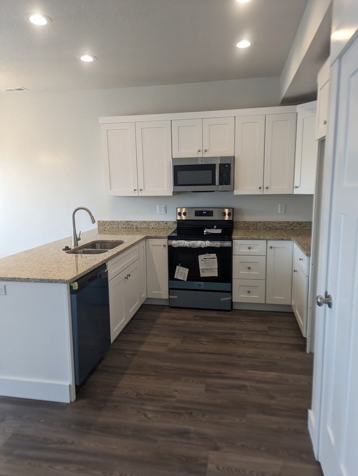 96 W 425 N - Photo 3 of 8