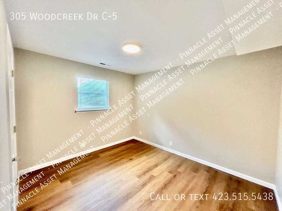 305 Woodcreek Dr - Photo 3 of 12