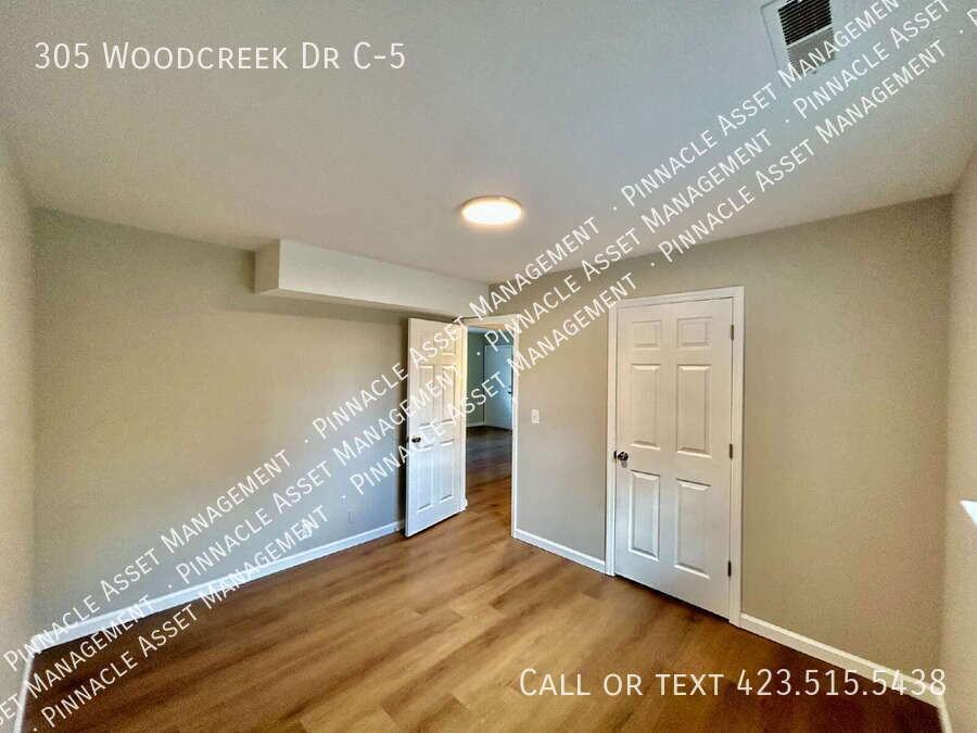 305 Woodcreek Dr - Photo 4 of 12