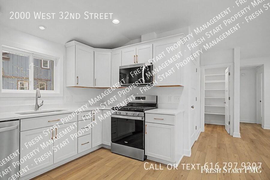 2000 W 32nd St - Photo 4 of 21