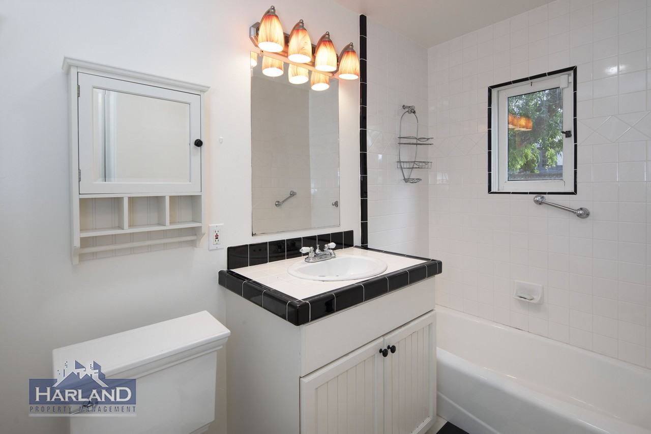 409 Dunemere Dr - Photo 4 of 10