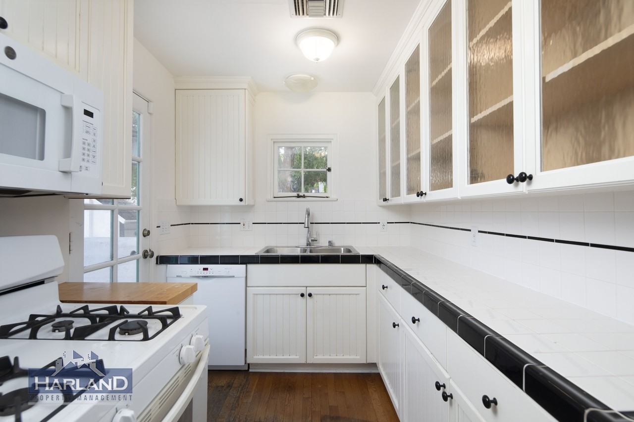 409 Dunemere Dr - Photo 6 of 10