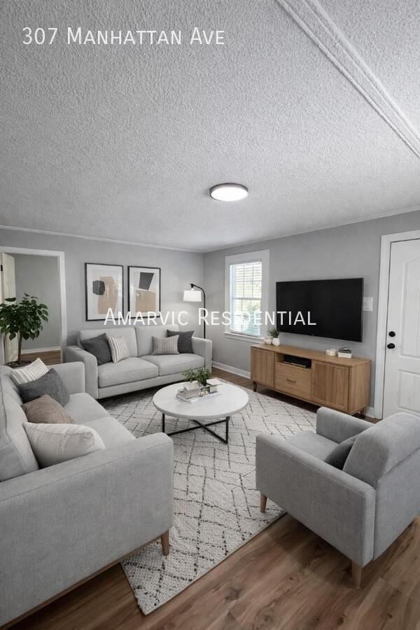 307 Manhattan Ave - Photo 7 of 10