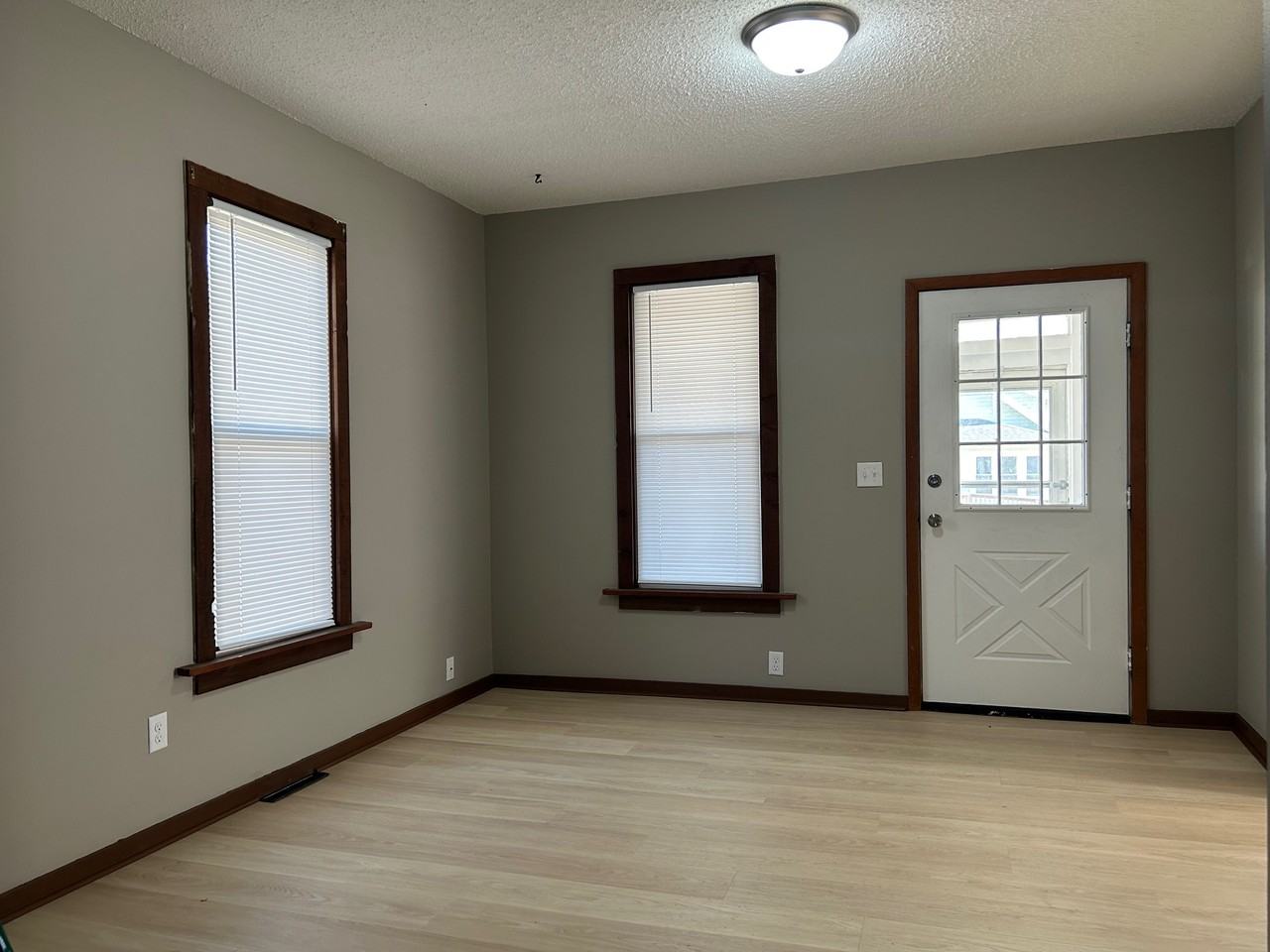 415 E 7th St #1 - Photo 3 of 25