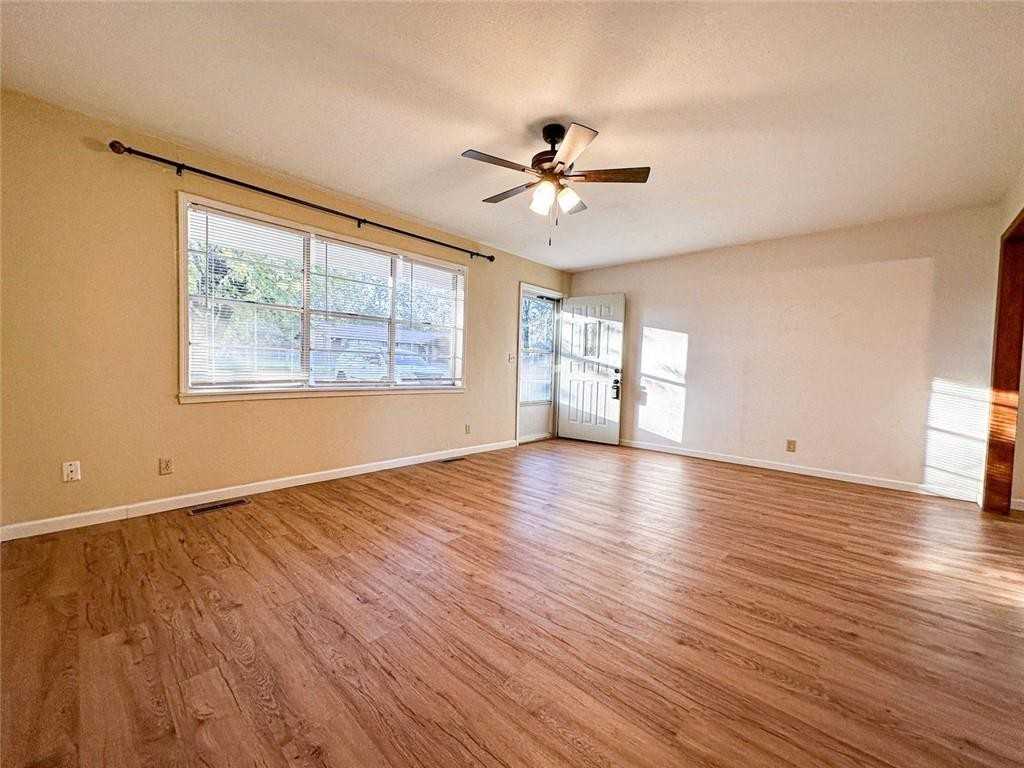 102 Brenda Ave - Photo 3 of 13