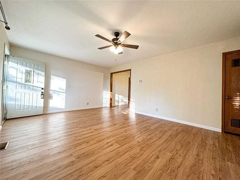 102 Brenda Ave - Photo 4 of 13