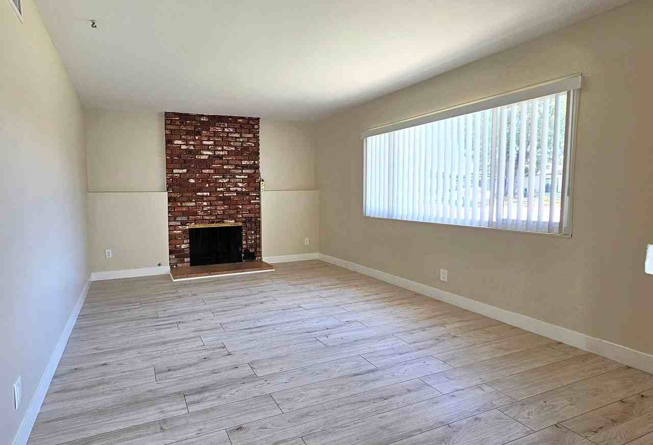 623 N Rimhurst Ave - Photo 2 of 23