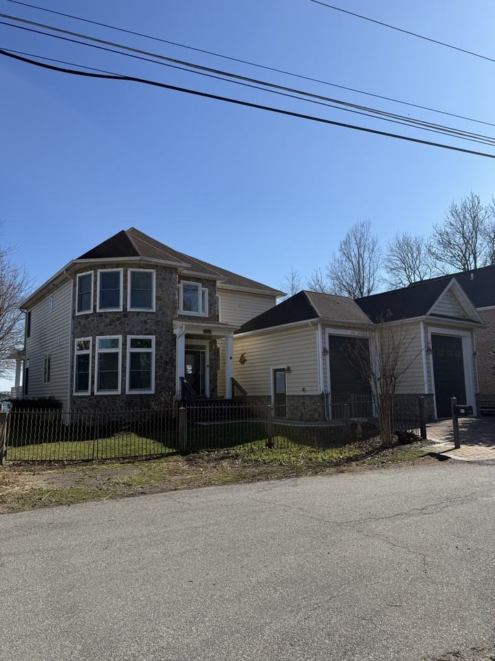 943 Williams St - Photo 2 of 20