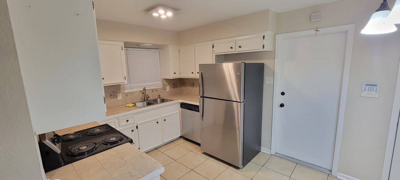 5244 Larcade Dr - Photo 7 of 32