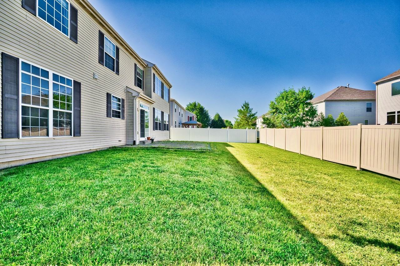 447 Cardinal Ln - Photo 2 of 20