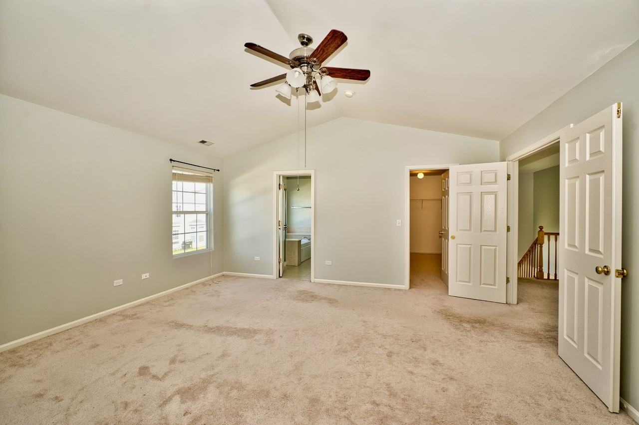 447 Cardinal Ln - Photo 3 of 20