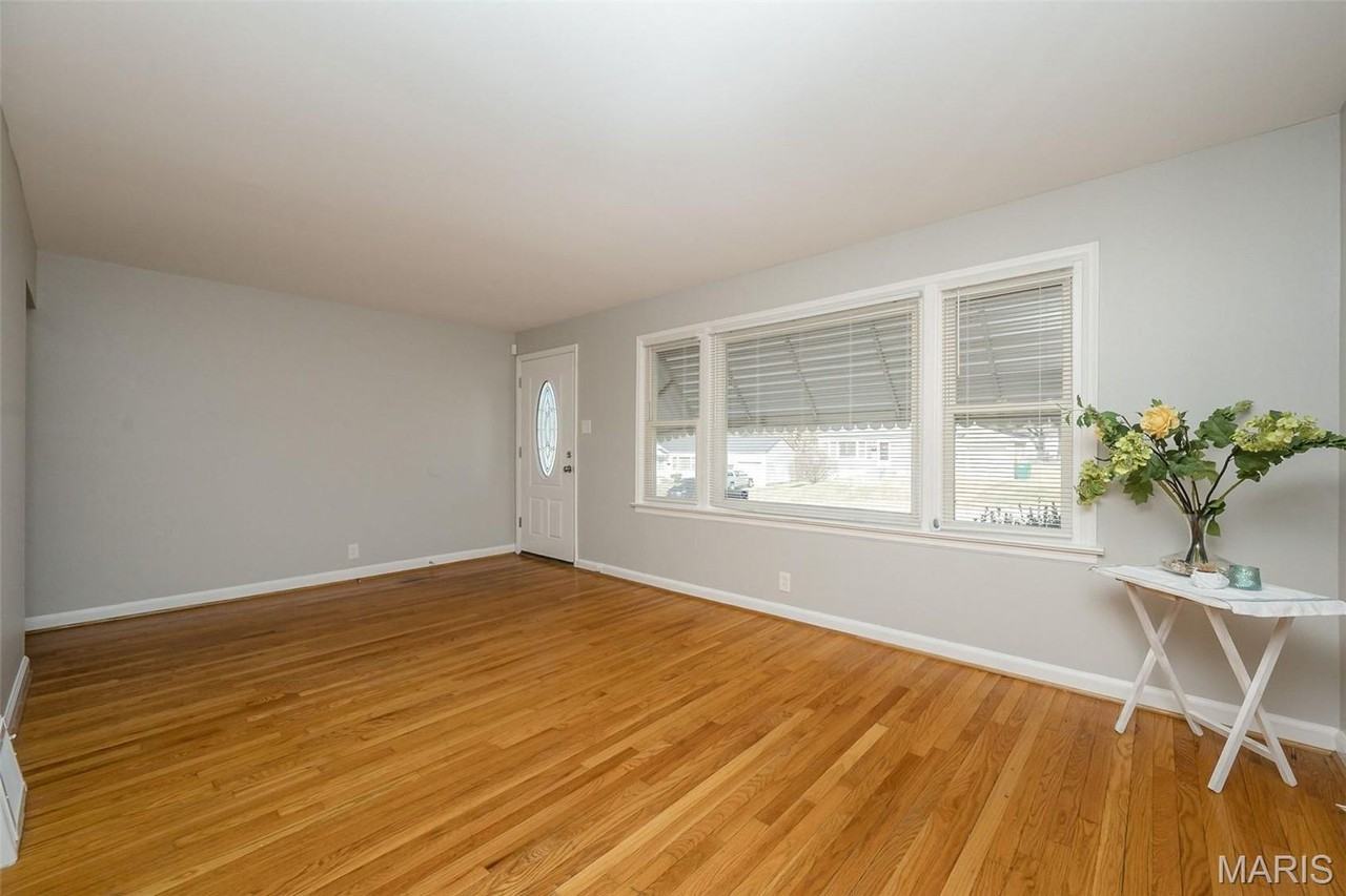 10217 Cabot Dr - Photo 3 of 15