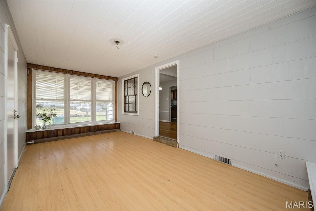 10217 Cabot Dr - Photo 6 of 15