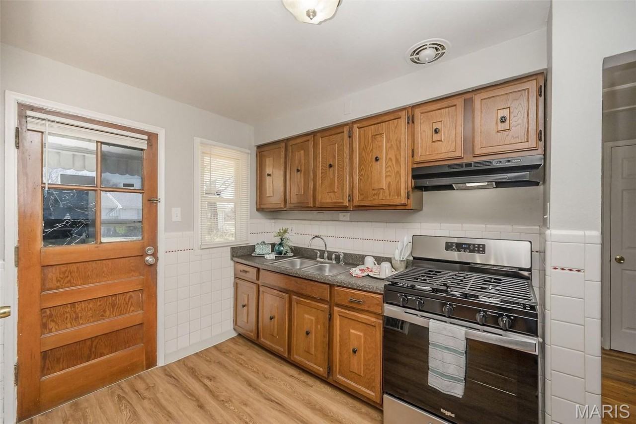 10217 Cabot Dr - Photo 7 of 15