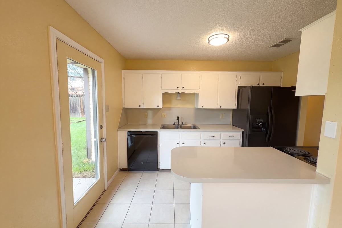 908 Hackberry St - Photo 2 of 10