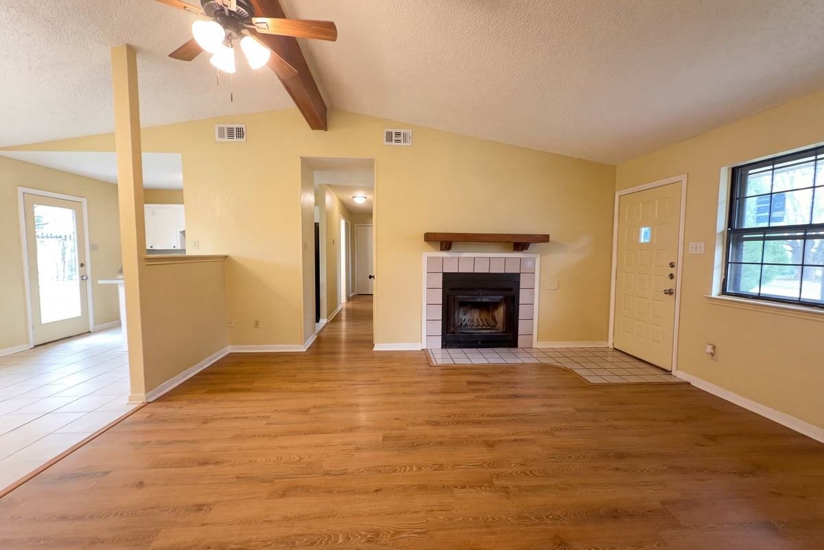 908 Hackberry St - Photo 3 of 10