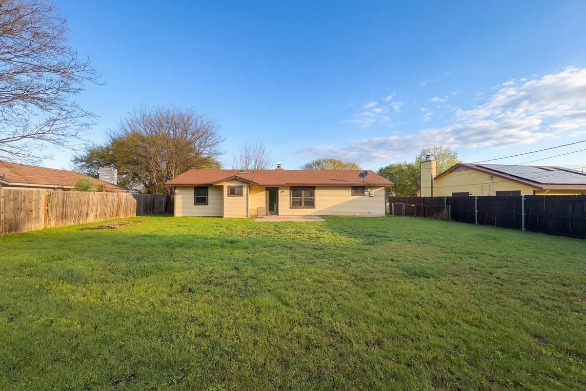 908 Hackberry St - Photo 4 of 10