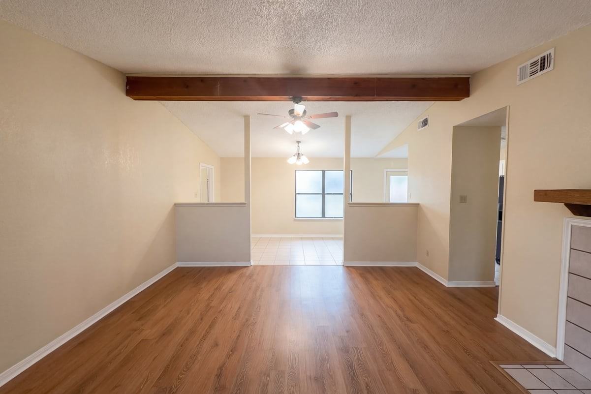 908 Hackberry St - Photo 5 of 10