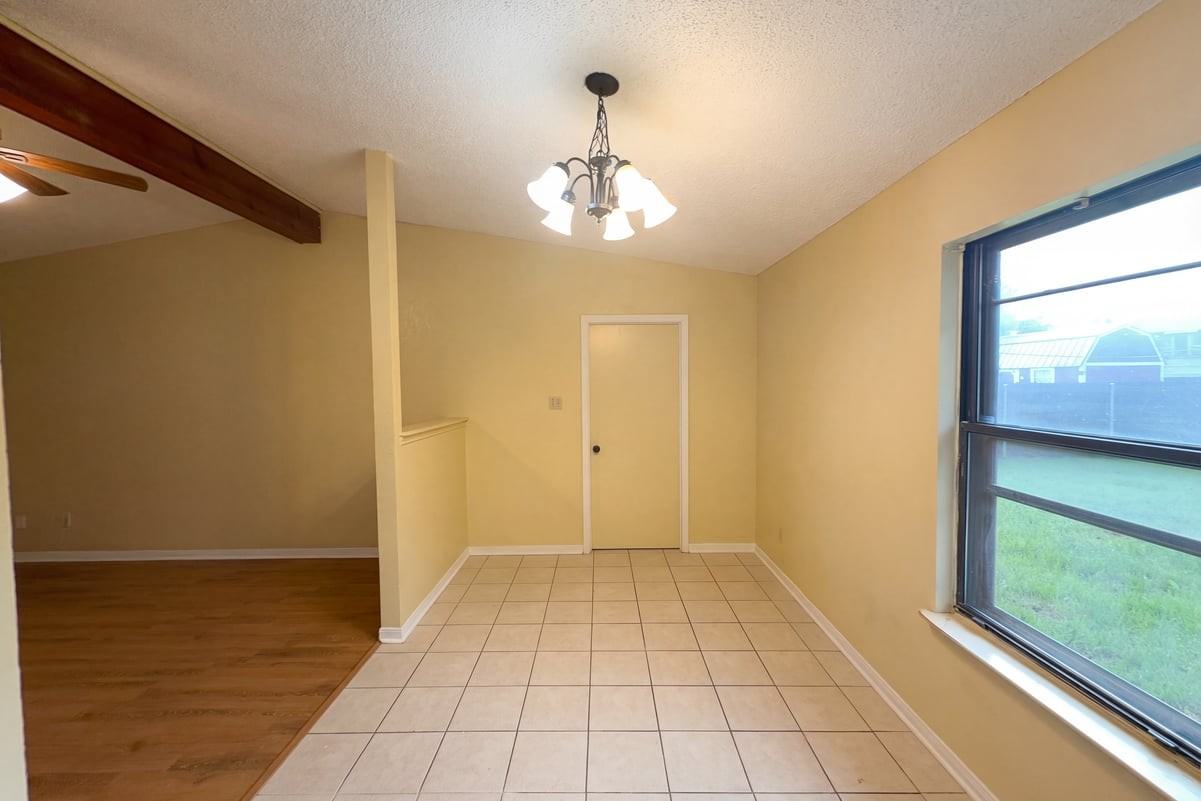 908 Hackberry St - Photo 7 of 10