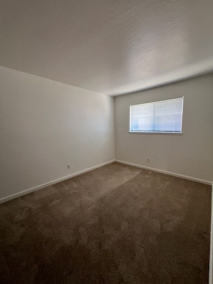 643 N 3rd St #4 - Photo 3 of 7