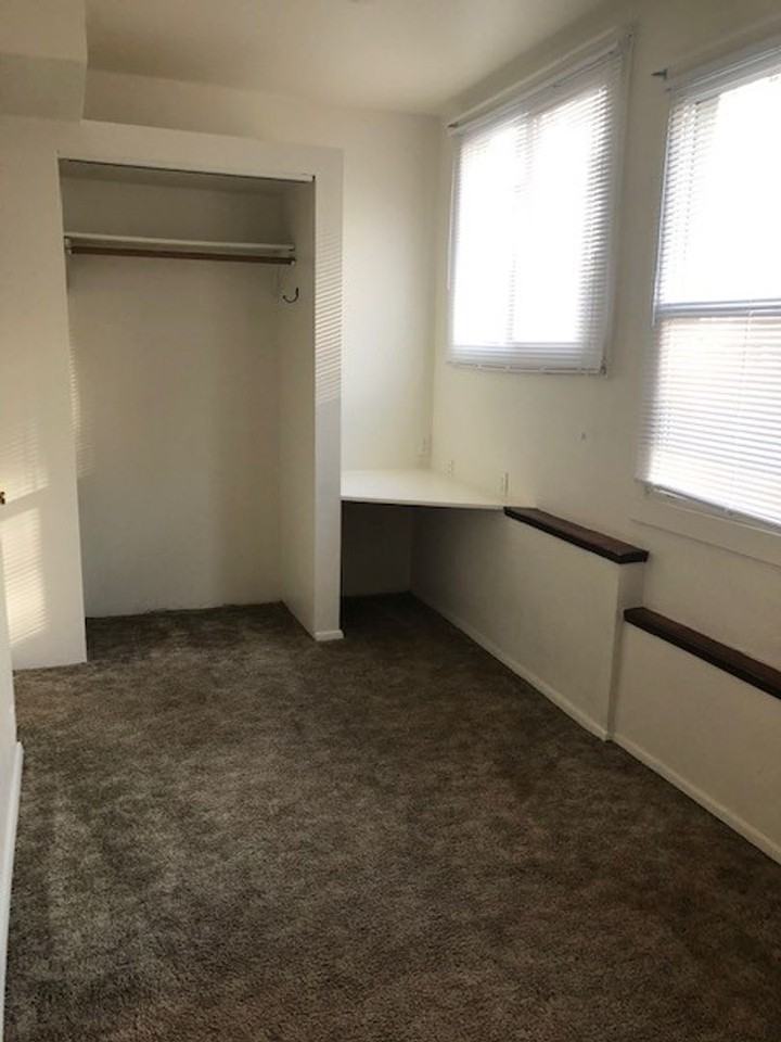 1110 N Forest St - Photo 5 of 26