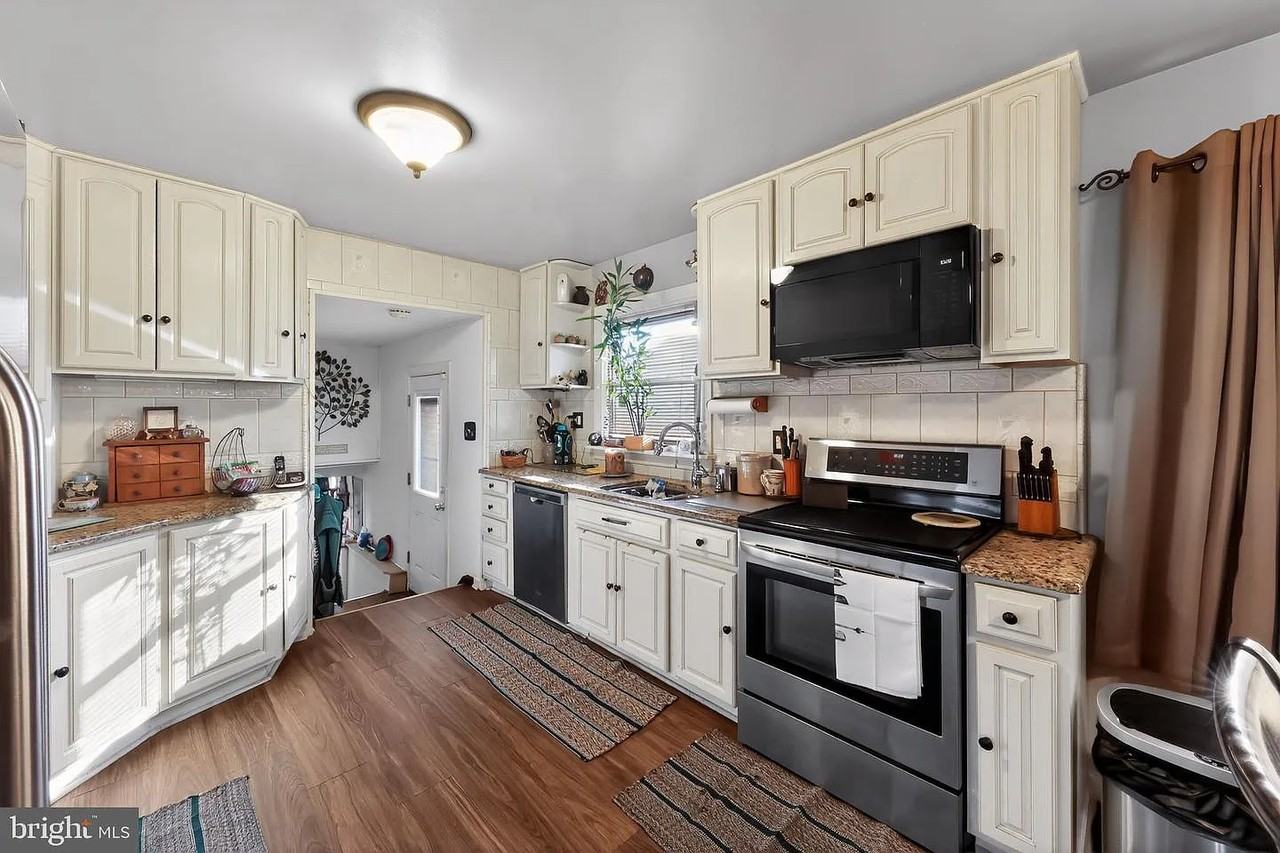 871 Broadfield Dr - Photo 7 of 16