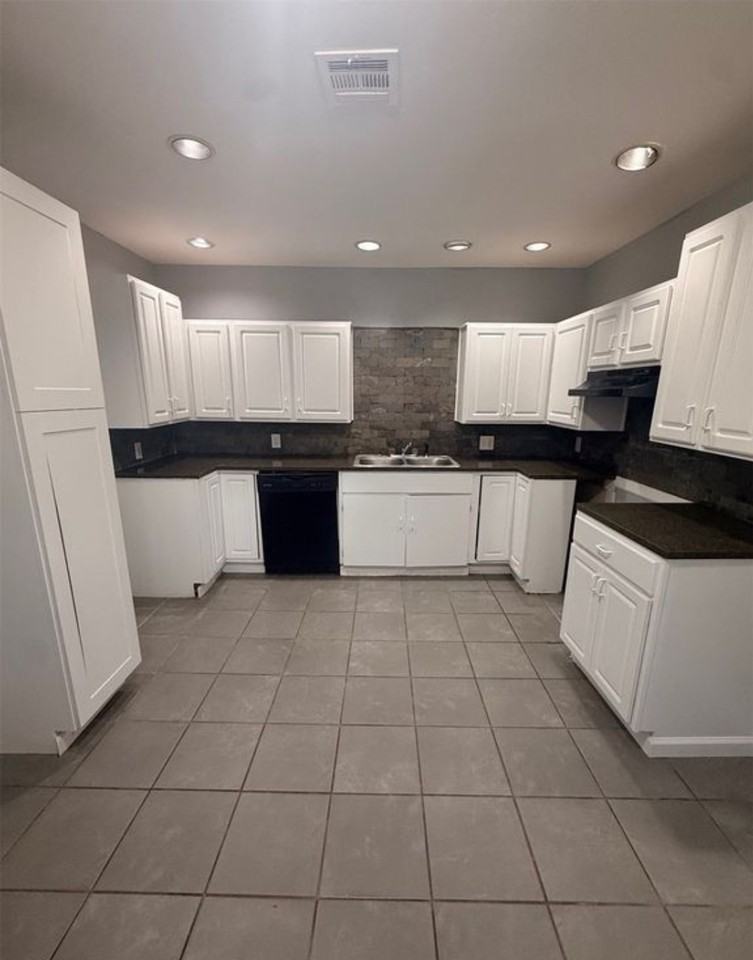 5318 W 12th St - Photo 2 of 8