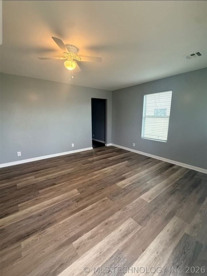 5318 W 12th St - Photo 3 of 8