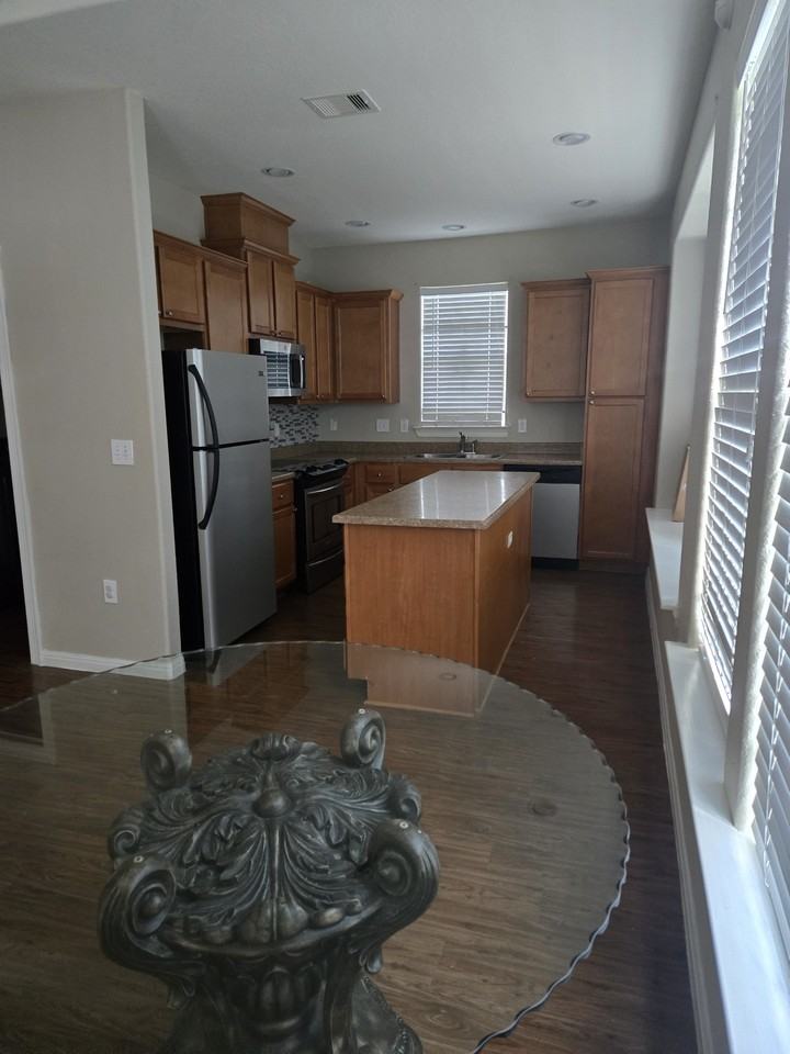 1025 Porter St - Photo 2 of 9