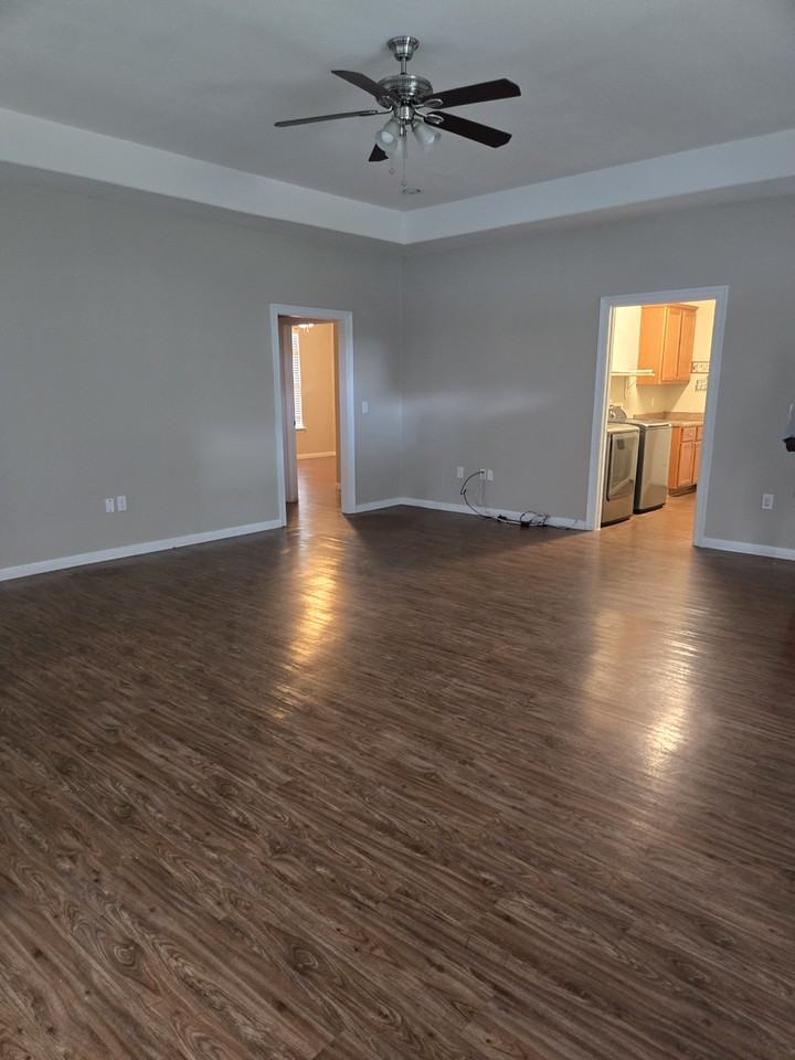 1025 Porter St - Photo 3 of 9