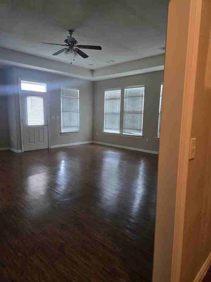 1025 Porter St - Photo 4 of 9