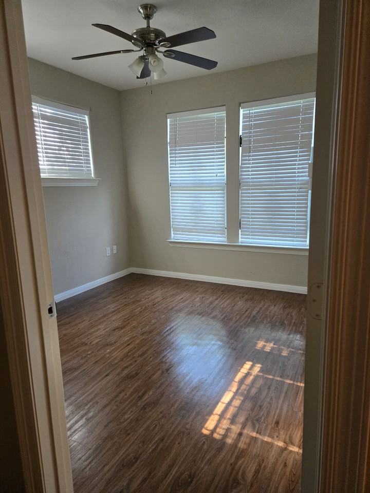 1025 Porter St - Photo 5 of 9