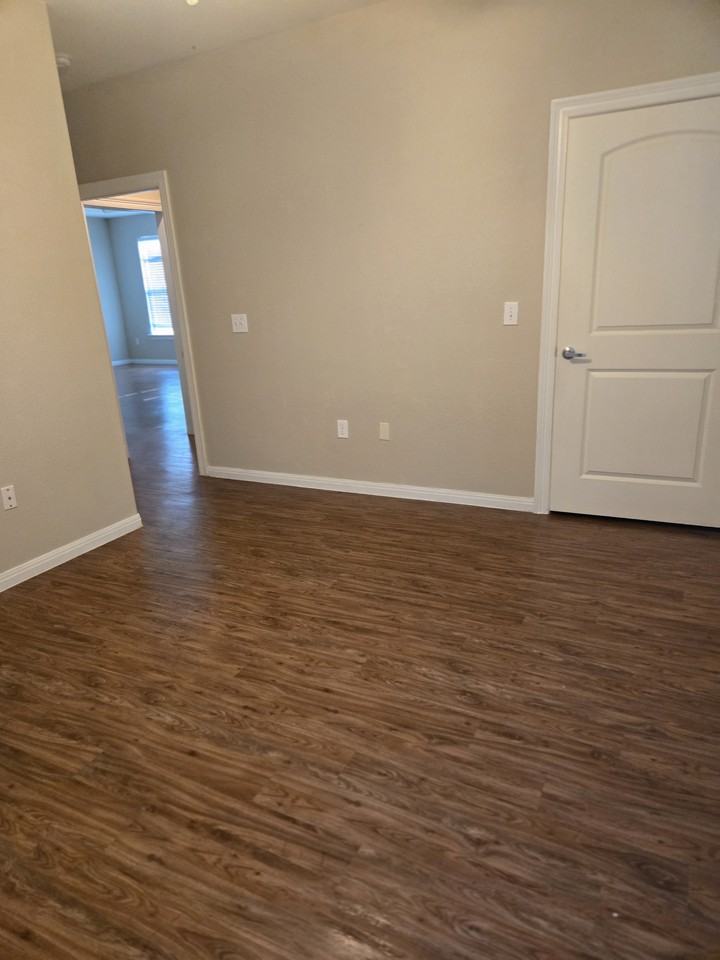 1025 Porter St - Photo 7 of 9