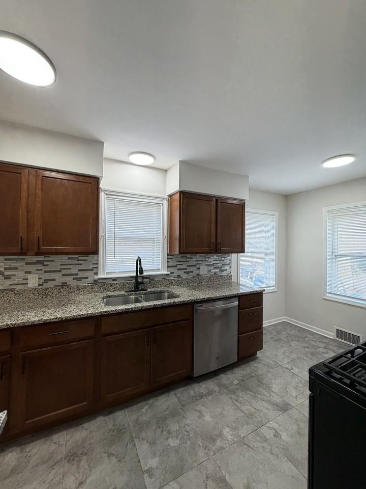 1822 187th St - Photo 4 of 20