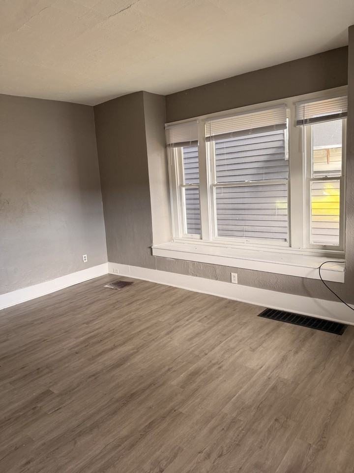 1584 E Main St #4 - Photo 2 of 2