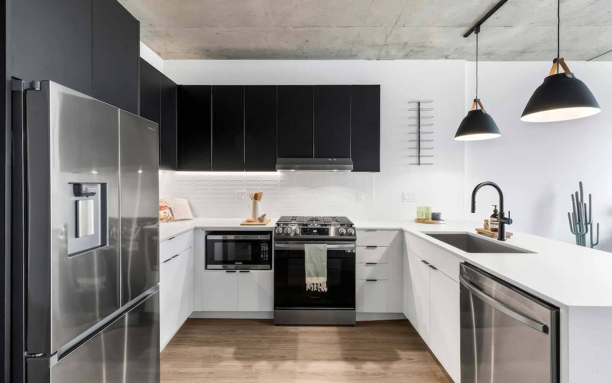 275 N Elizabeth St - Photo 4 of 16