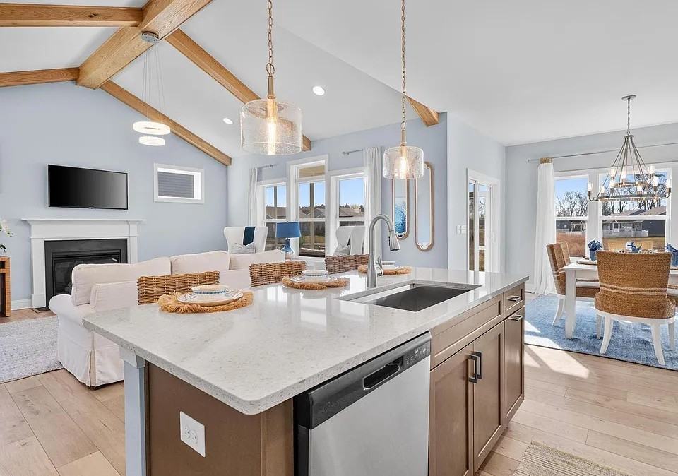 22420 Jayda Dr - Photo 3 of 17