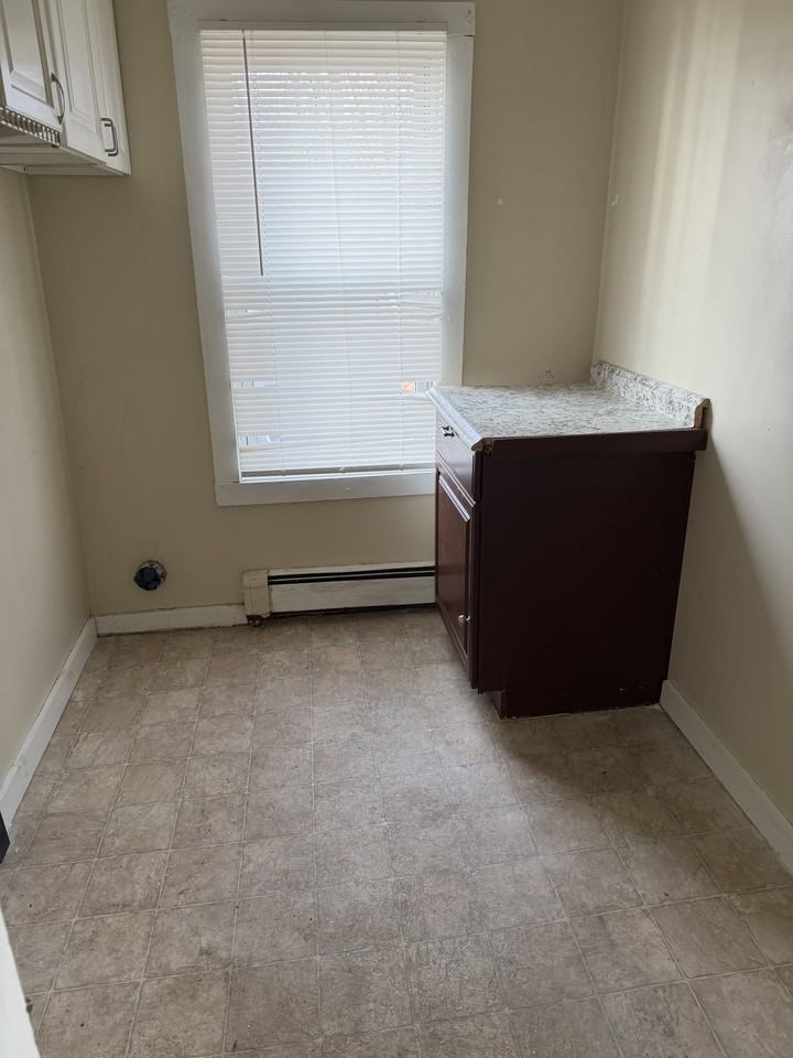 13 Moores Ct #1 - Photo 4 of 11