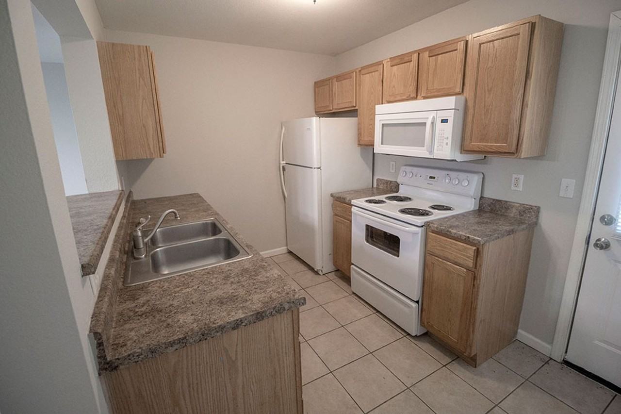 1405 Greensboro Dr - Photo 7 of 32