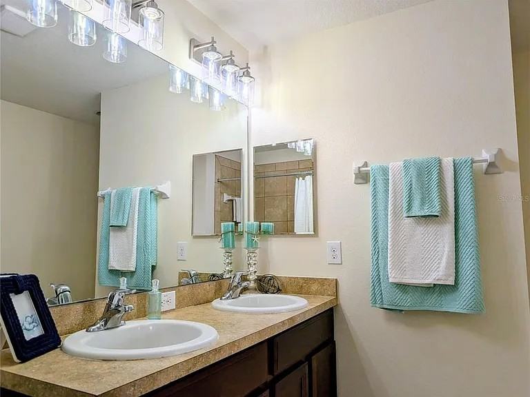 6628 Holly Heath Dr - Photo 3 of 17