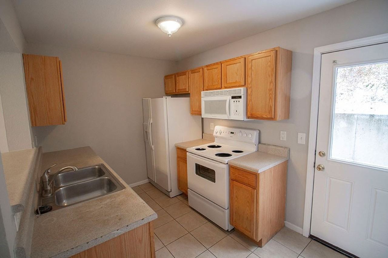 1413 Greensboro Dr - Photo 7 of 32