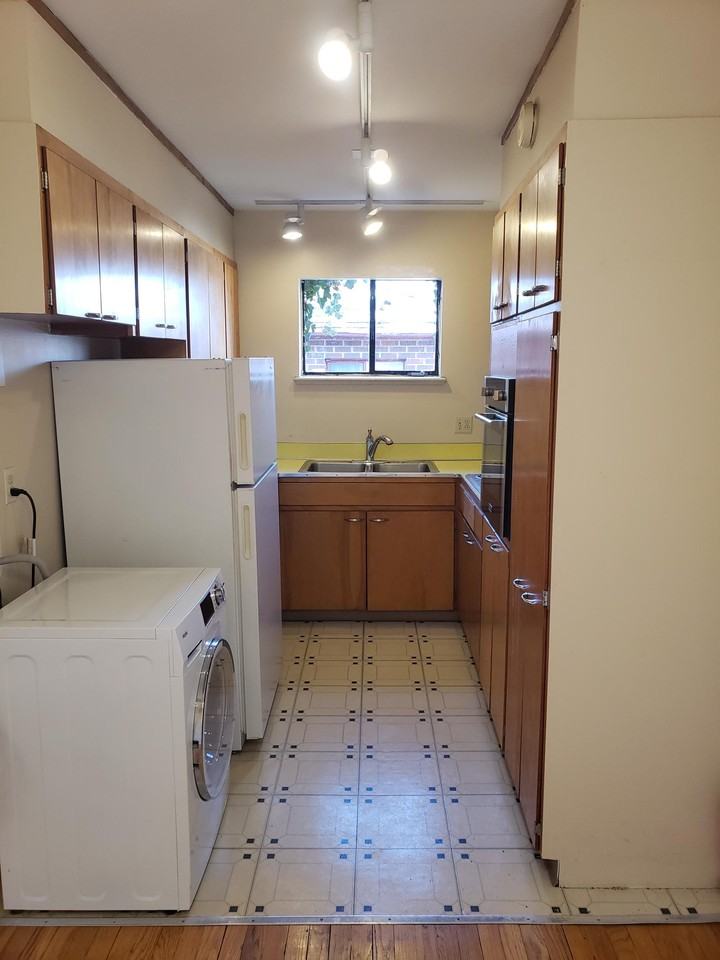 1140 Steele St - Photo 4 of 13