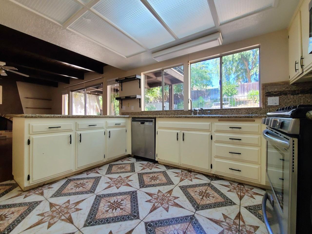 109 E Hilton Ave - Photo 7 of 24