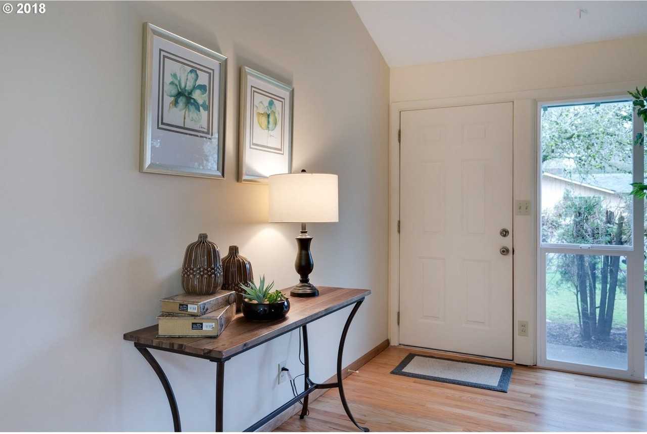 1960 Sw Huntington Ave - Photo 2 of 43