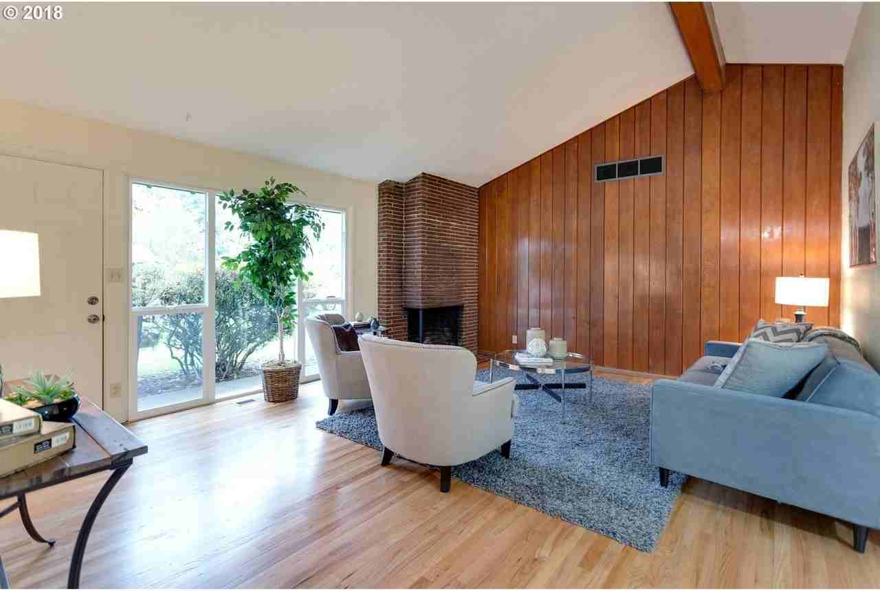 1960 Sw Huntington Ave - Photo 3 of 43